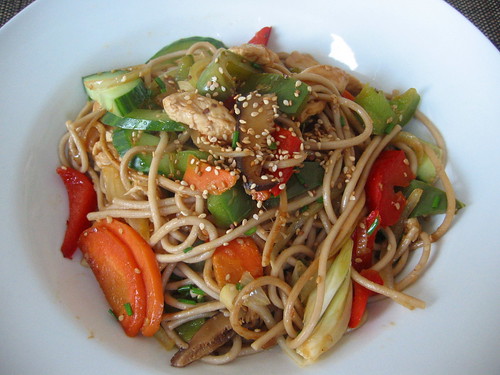 Stir-fry noodles with chicken and green and red peppers