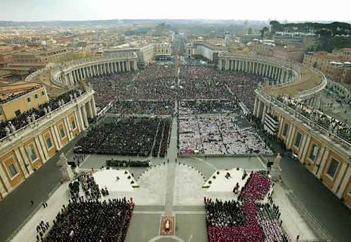 Resultado de imagen para Fotos de Entierro multitudinario del papa Juan Pablo II